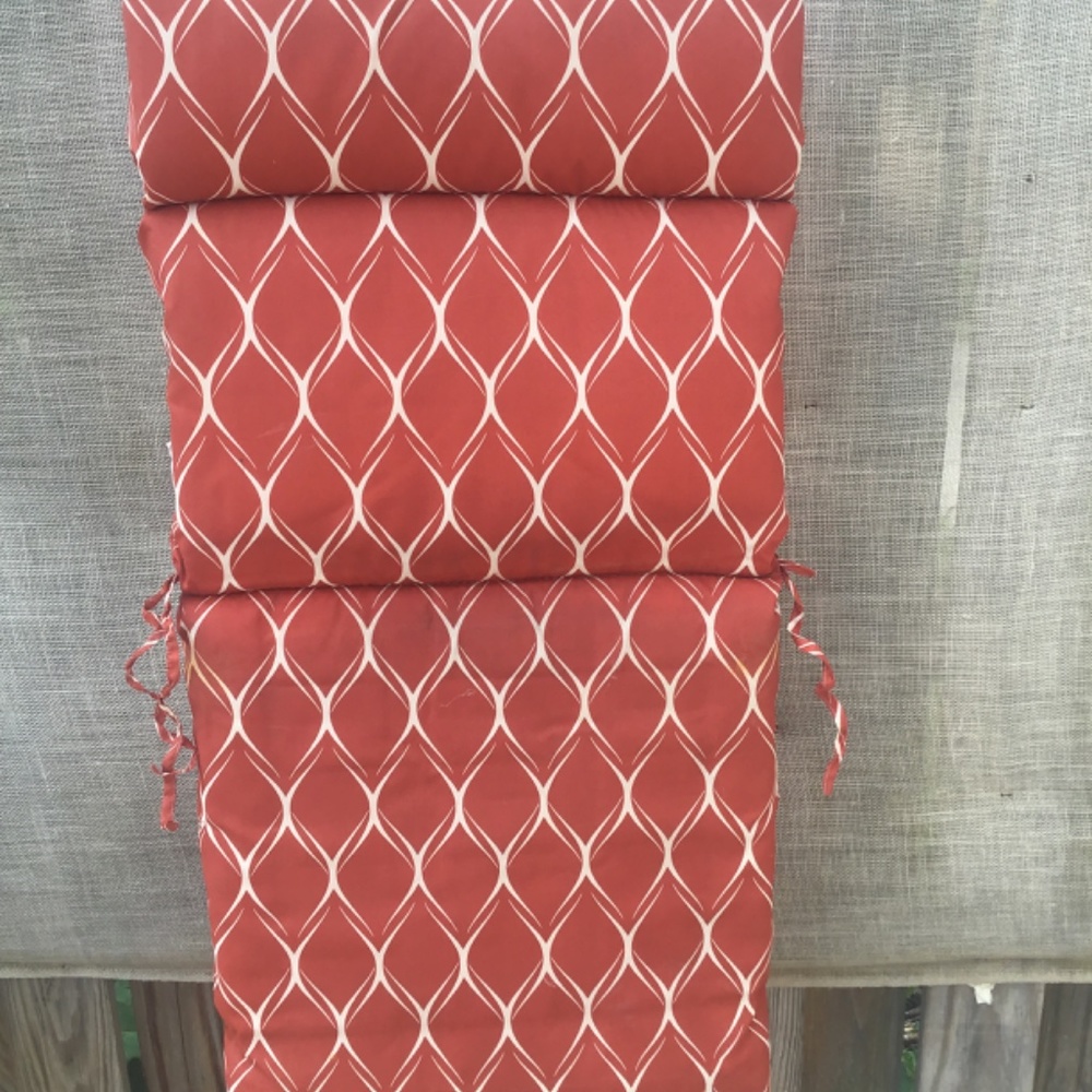 Red coral with white geo print outdoor chair cushion - Picture 4 of 5